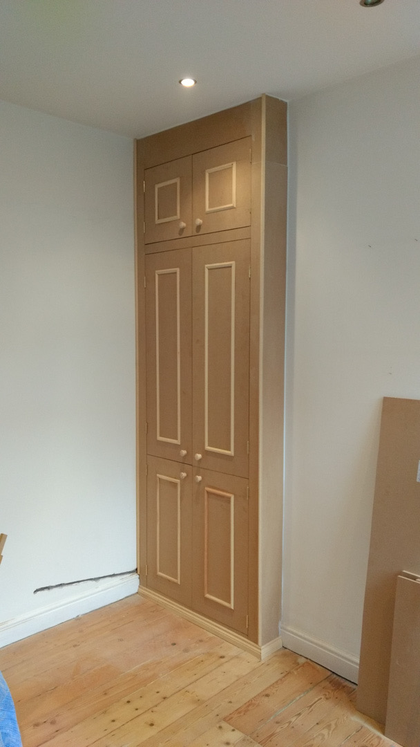 Storage unit in alcove